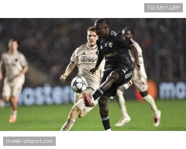 阿贾克斯4-2逆转卡拉巴赫，结束欧冠五连败