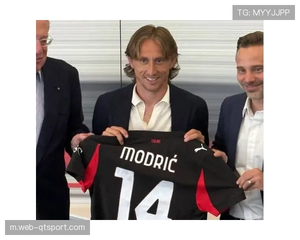 终场哨响，克罗地亚老将莫德里奇跪地掩面