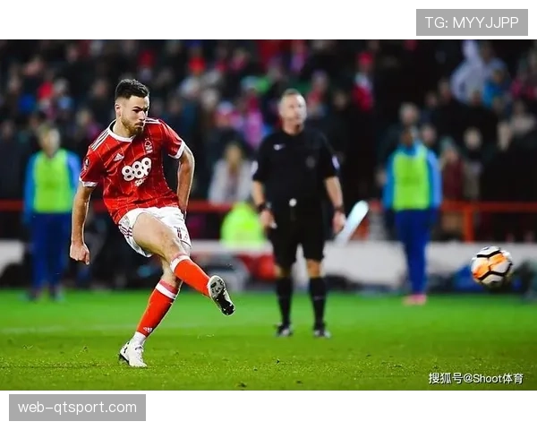 关键时刻：沙尔克04门将扑出点球后，快速手抛球发动反击